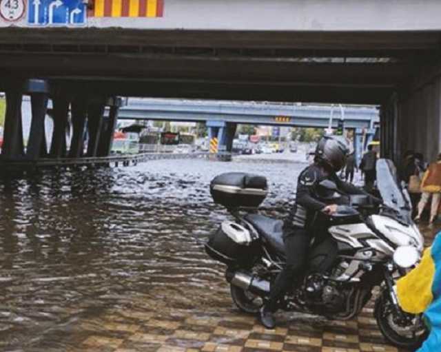 Воды — по щиколотки: в Киеве после короткого ливня затоплен целый микрорайон