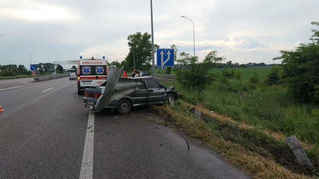 Под Киевом отбойник насквозь пробил автомобиль: Погибли мать и дочь