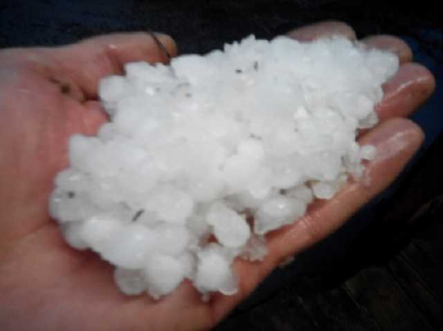 Трассу Житомир — Бердичев засыпало толстым слоем града: впечатляющие фото и видео