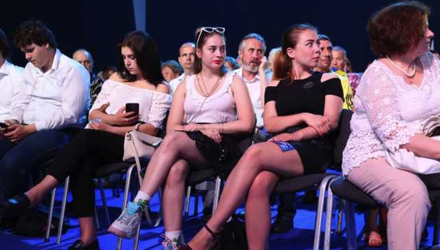 На съезде “Оппоблока” собрали массовку из школьниц. Обещали раздать по 200 гривен