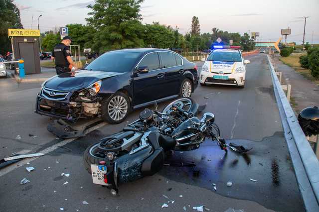 В Киеве на выезде из парка столкнулись мотоцикл и автомобиль Subaru: есть пострадавший
