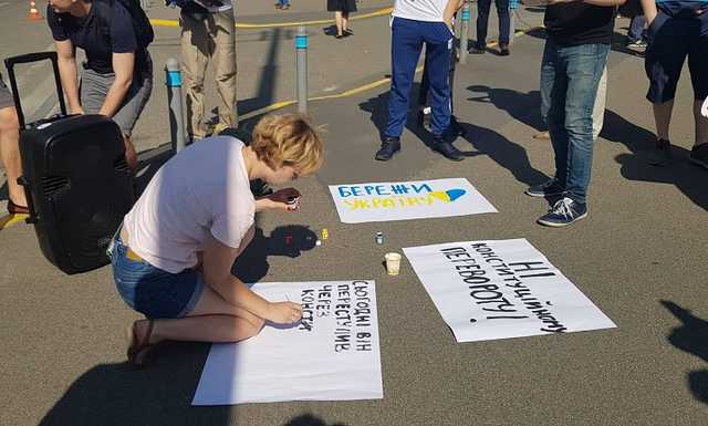 Сегодня КС рассмотрит дело о роспуске Рады. Под суд стягиваются радикалы