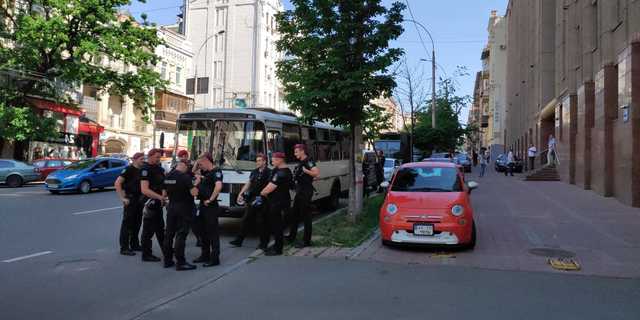 Под КСУ стянули силовиков перед рассмотрением указа о роспуске Рады