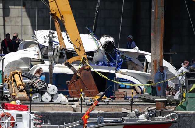 Затонувший в Будапеште катер извлекли из Дуная: нашли еще 4 тела