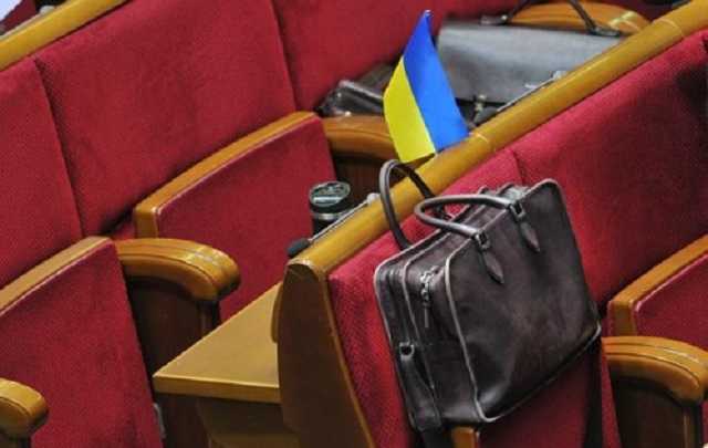 Слід суттєво підняти зарплати політикам і держслужбовцям – економіст