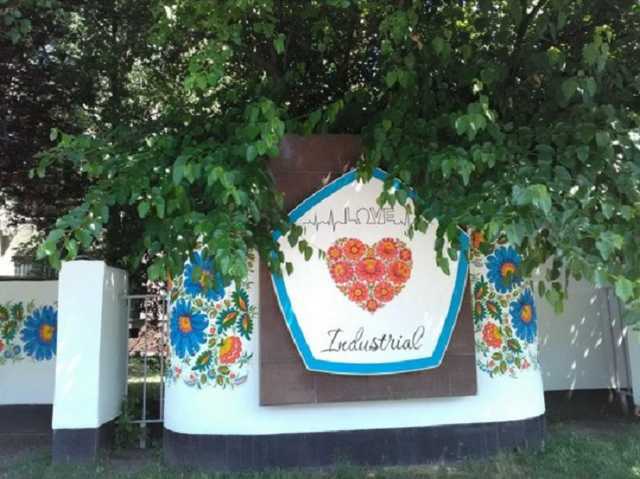 На стенах избиркома в Днепре заметили запрещенные советские символы