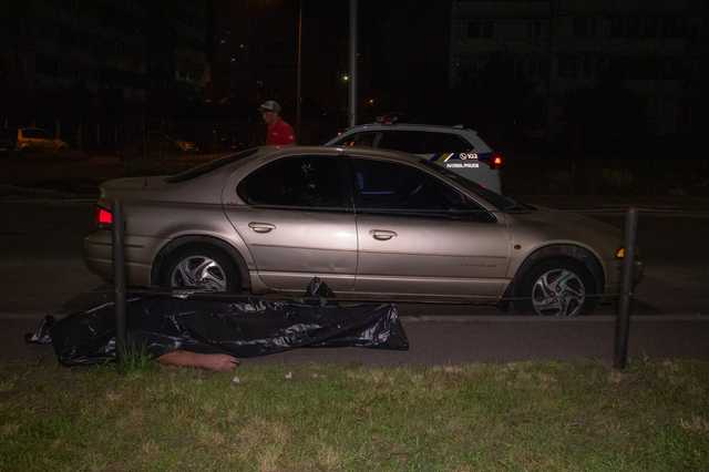 В Киеве мужчина кричал о помощи, бил машины и умер посреди улицы