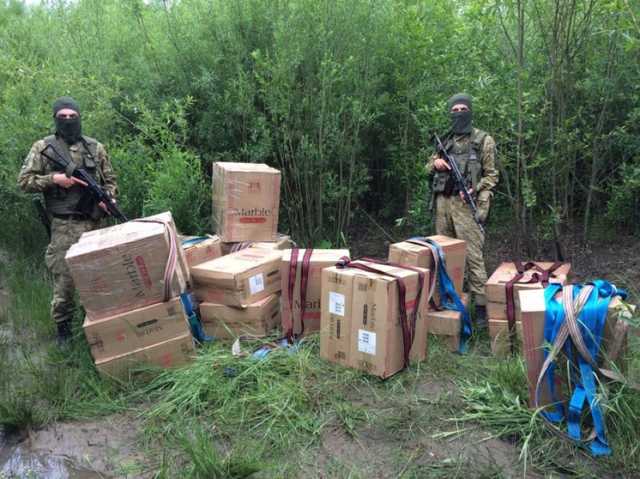 На Буковині контрабандисти втекли, залишивши 20 ящиків цигарок
