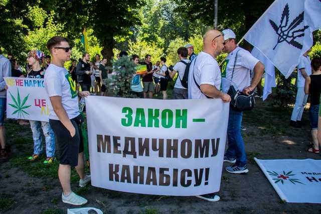 «Конопляный марш свободы»: под Верховной Радой прошла акция