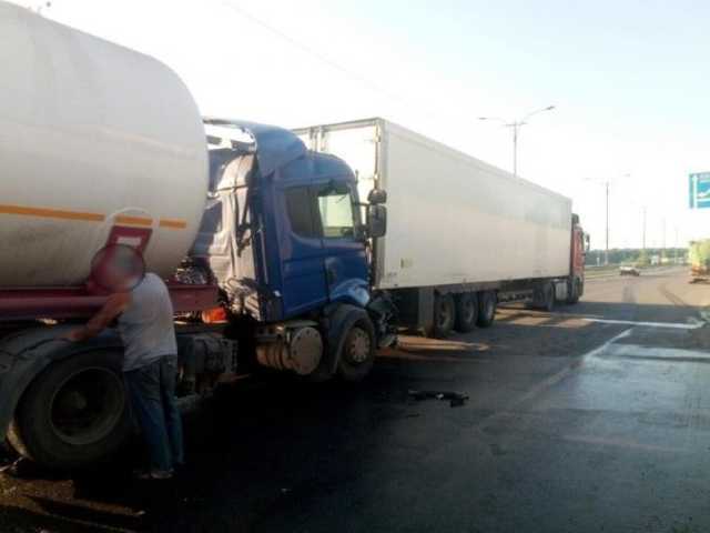 На трассе Киев-Одесса автоцистерна врезалась в грузовик