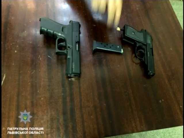 Мужчина в сердце Львова устроил стрельбу