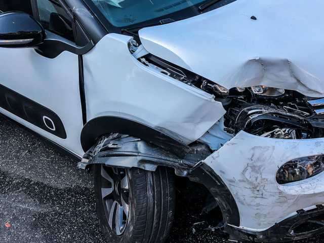 В Киева возле "Бесарабки" девушка на Citroen врезалась в фургон