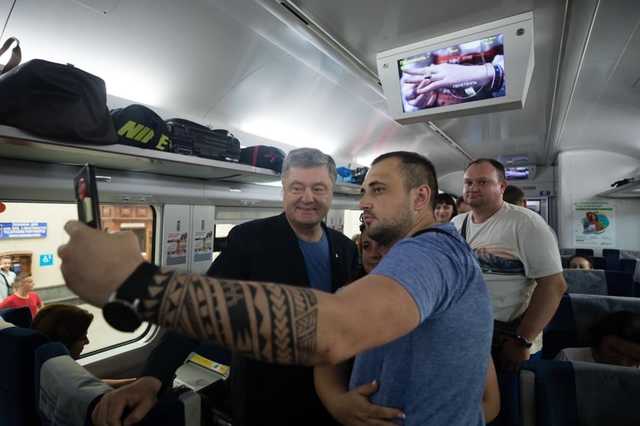 Порошенко проехался в интерсити и вызвал ажиотаж в сети