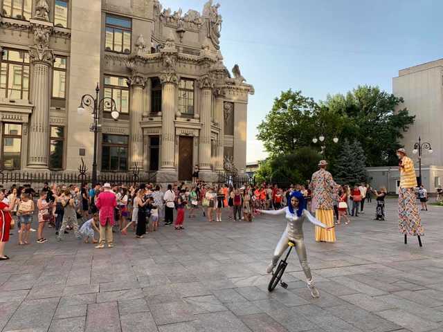 Под АП организовали цирковое представление во имя запрета животных в цирках