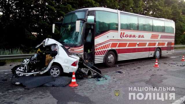 В Харьковской обл. столкнулись пассажирский автобус и легковушка, есть погибшие