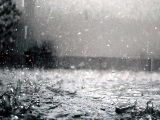 В Киеве возле метро «Черниговская» после ливня начался потоп, авто «плывут»