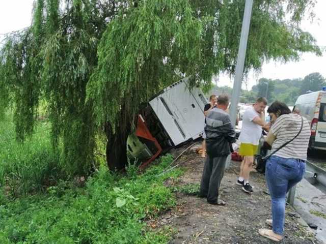 В Винницкой области перевернулся автобус с пассажирами: шесть пострадавших