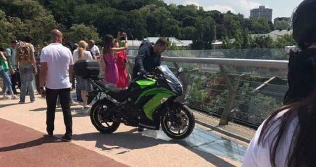 Прямо на стекло: в Киеве на новый пешеходный мост заехал очередной нарушитель