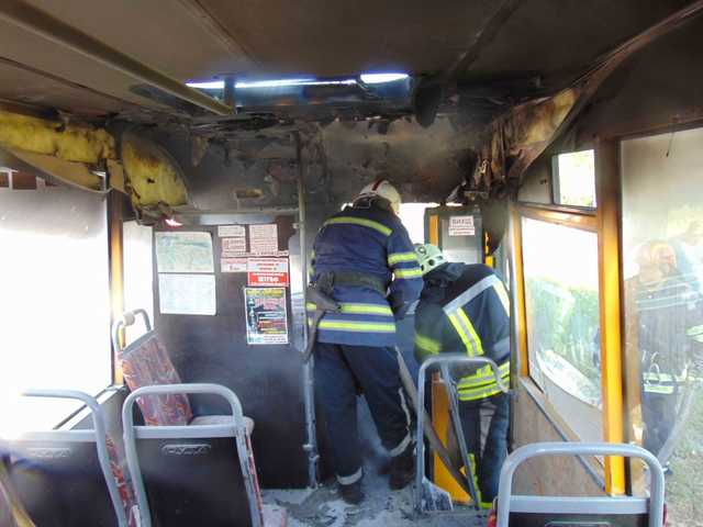 Возле жилого дома в Лисичанске вспыхнула маршрутка