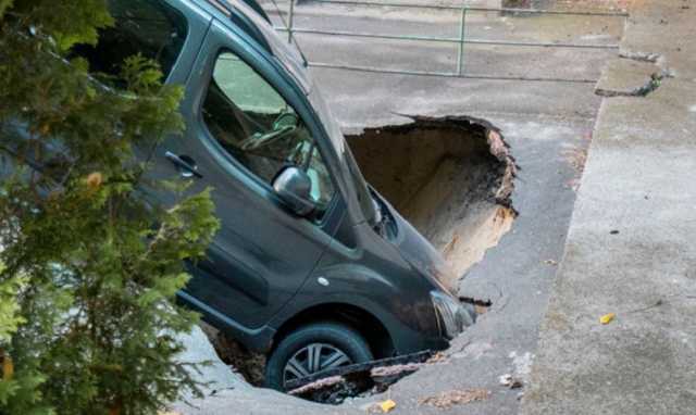 В центре Киева два автомобиля провалились под асфальт