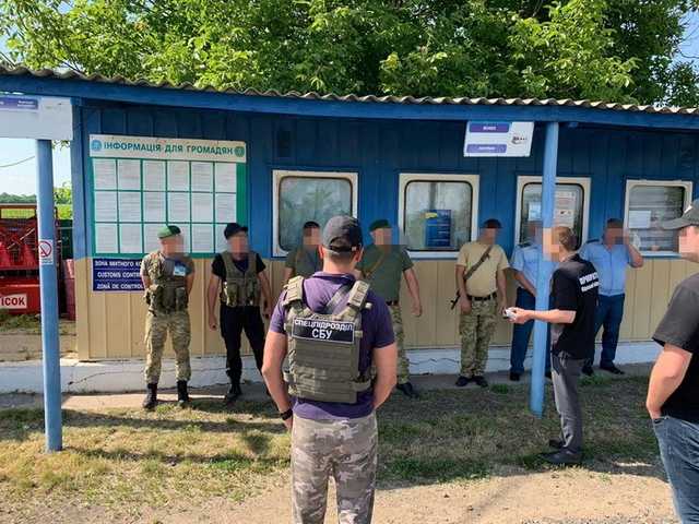 На Одещині СБУ затримала на хабарі посадовців митниці та Держприкордонслужби