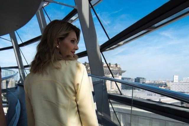 Два деловых образа: Елена Зеленская прогулялась по Брюсселю в брючном костюме