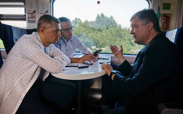 Зеленский может обменять Крым на Донбасс — Порошенко