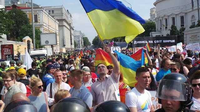 На участников события в рамках “Киев Прайд” напали молодчики в балаклавах