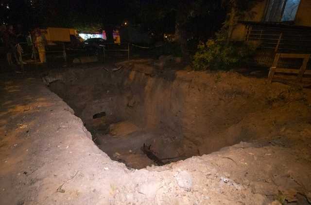 Киевлянин упал в трехметровую яму, вырытую нерадивыми коммунальщиками