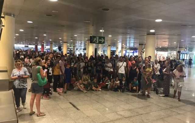 В Барселоне около 200 украинцев не могут вылететь из-за неисправности самолета компании SkyUp