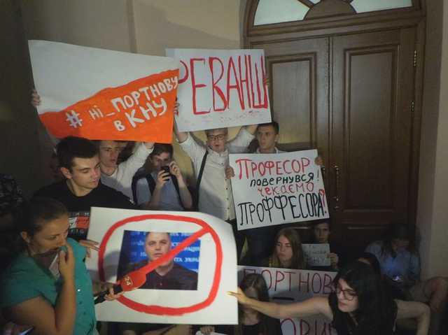 Протестующие против Портнова студенты КНУ начали сидячую забастовку в приемной ректора