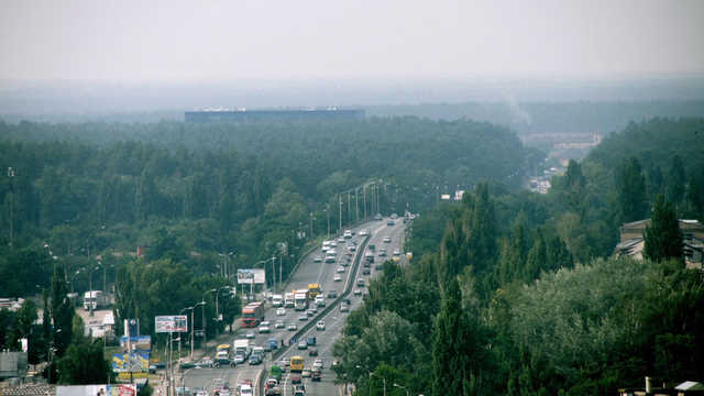 Люди идут пешком. Пробки парализовали движение у метро Академгородок в Киеве