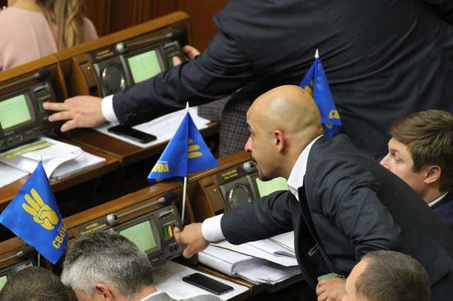 Зеленський вніс у Раду проект закону проти депутатів-кнопкодавів