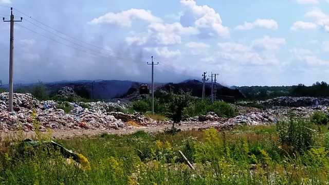 В Житомирской обл. шестой день тушат пожар на свалке