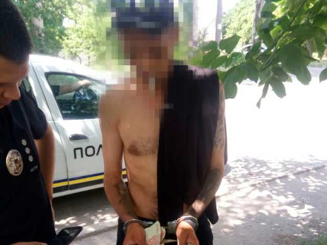 Угрожали канцелярским ножом: в Запорожье два парня напали на пенсионера