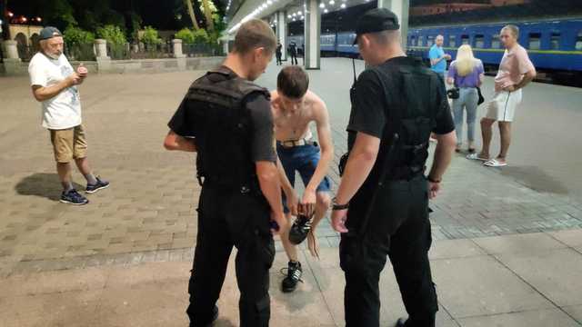 На залізничному вокзалі у Києві чоловік намагався кинутися під потяг