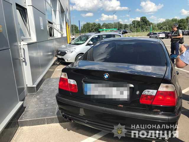 В Киеве банда грабителей попала в ДТП во время бегства с большой суммой