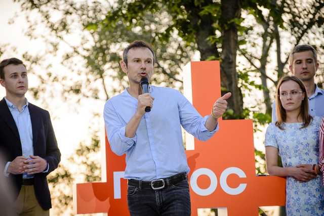 Вакарчук раскритиковал идею Зеленского о восстановлении Донбасса олигархами