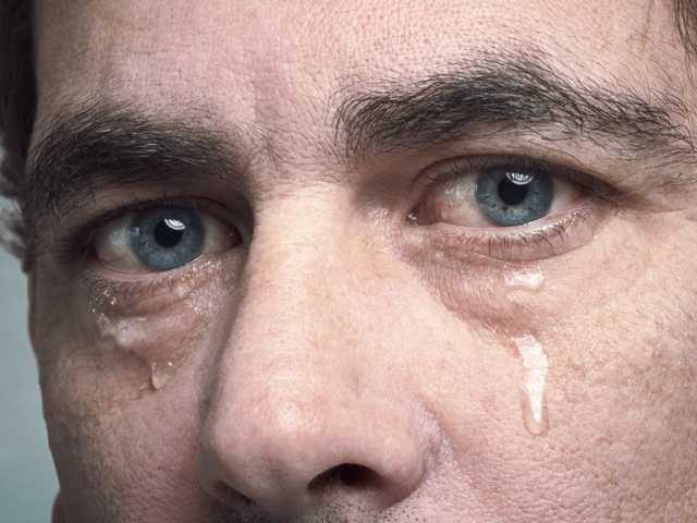 Супруга изменяла в течение полугода: в Одессе прохожие спасли парня от самоубийства