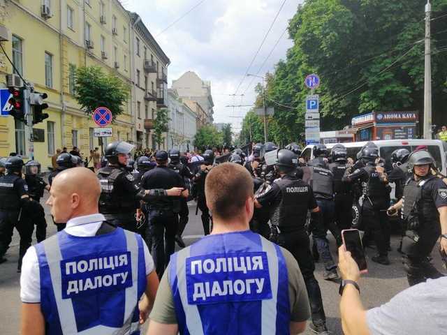 На Марше равенства в Киеве прошли столкновения, слышны выстрелы