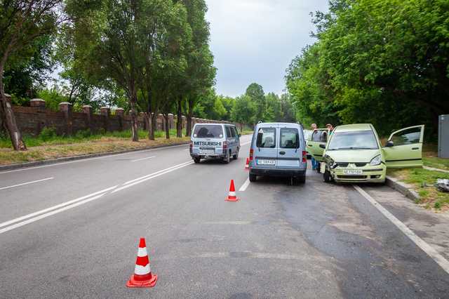 В Днепре Opel въехал в припаркованное авто: в салоне был трехлетний ребенок