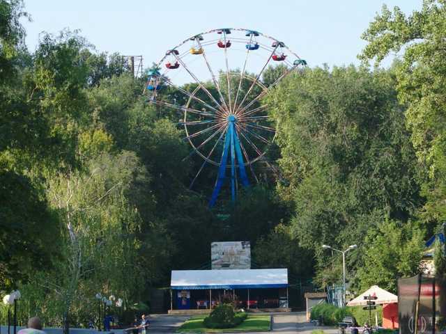 В Днепре у кабинки колеса обозрения оторвалось дно