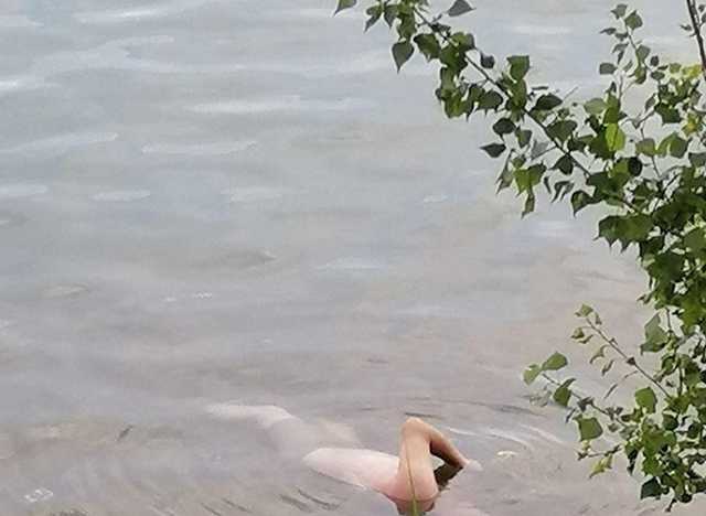 Всплыл между людьми: в Харькове нашли труп на пляже