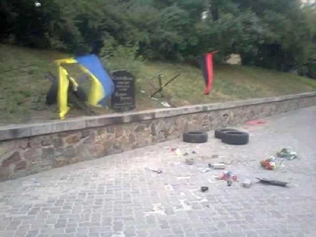 В Киеве вандалы разгромили памятник Сергею Нигояну