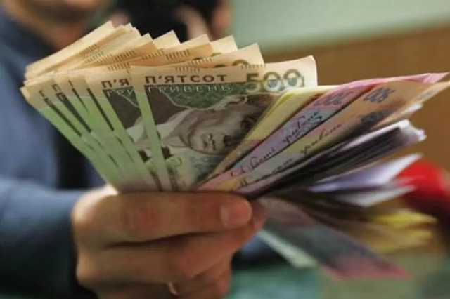 Ряду чиновников повысили зарплаты: сколько теперь зарабатывают губернаторы и мэры в Украине