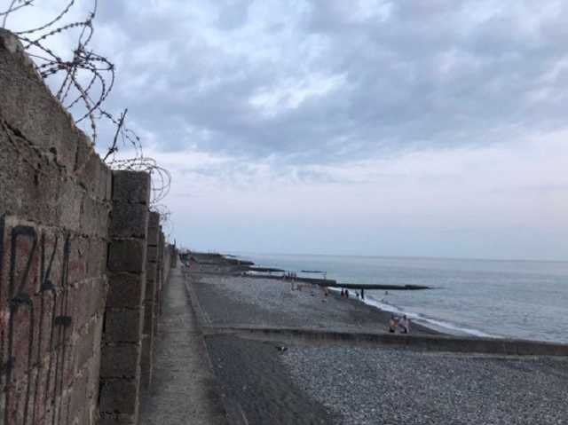 Как в концлагере: сеть озадачило фото пляжа на российском курорте