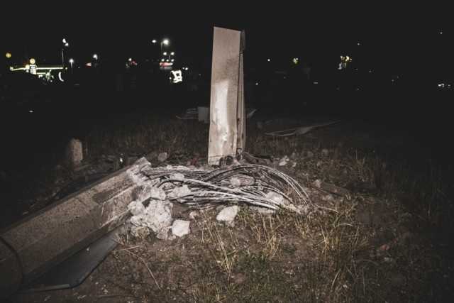 В Киеве кроссовер снес столб: трое пострадавших