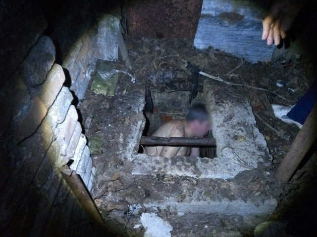 В Днепре мужчина упал в открытый колодец