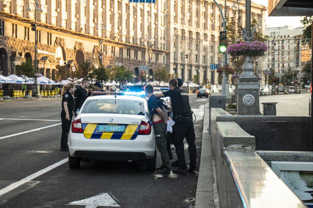 В Киеве пьяные парни после массовой драки напали на патрульных