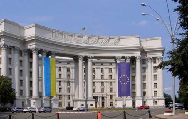 Пасивні, повільні, малозацікавлені у високій результативності – журналіст про роботу українських дипломатів